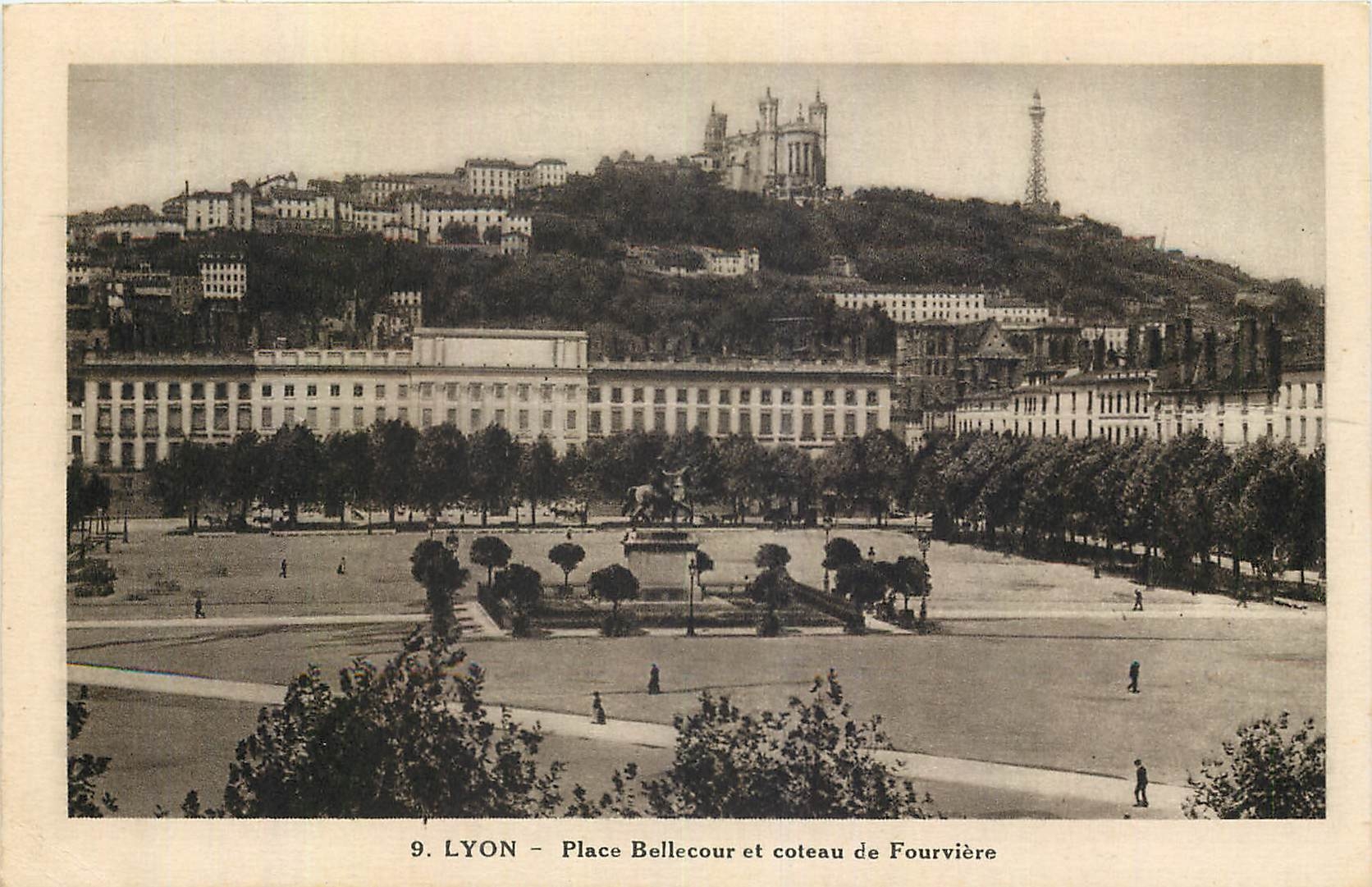 CPA Lyon Place Bellecour et coteau de Fourviere 