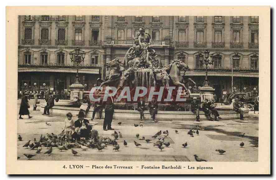 CPA Lyon Place des Terreaux Fontaine Bartholdi Les pigeons 