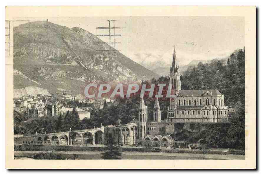 CPA Lourdes La Basilique et les montagnes 