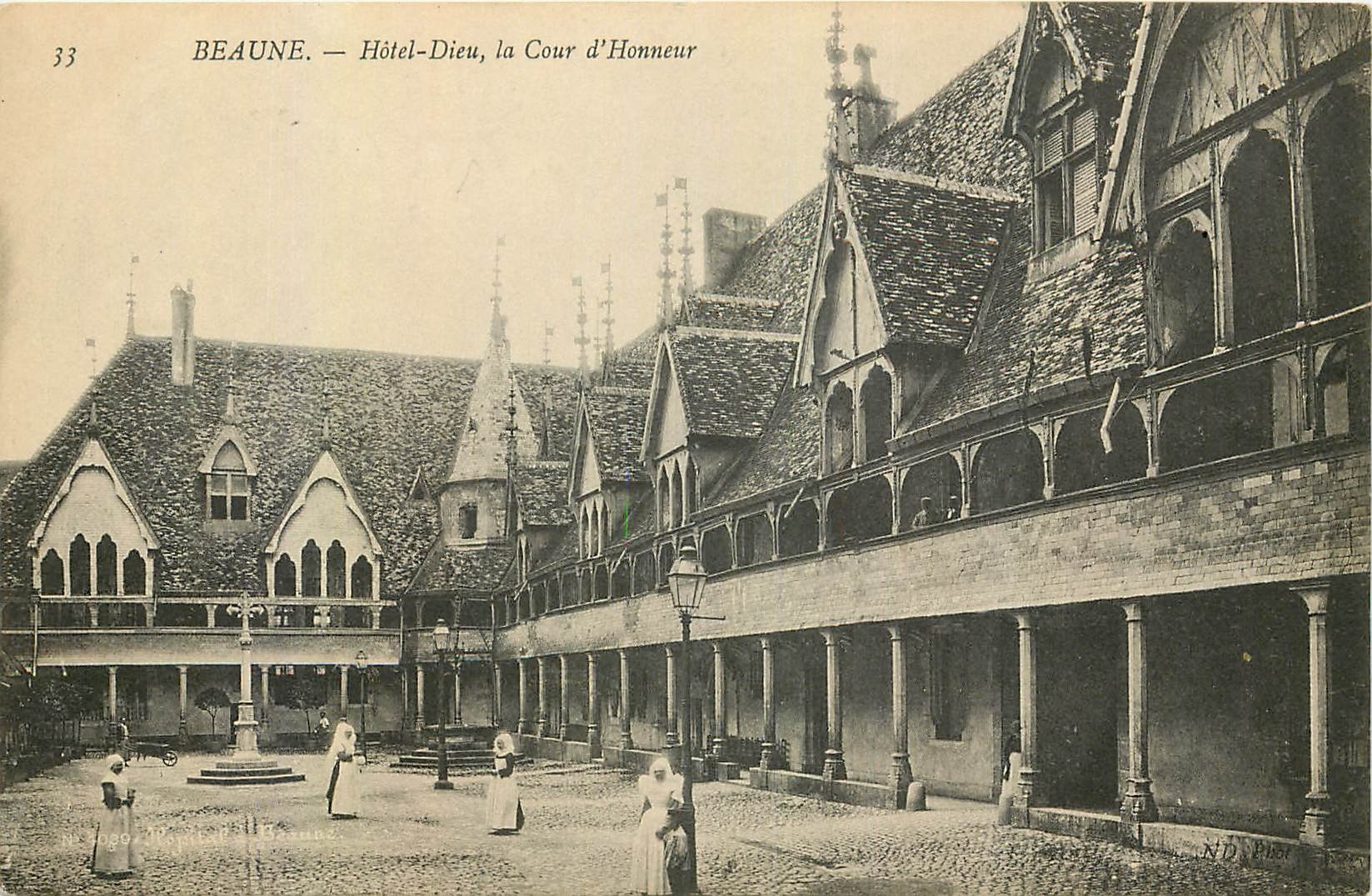 CPA Beaune Hotel Dieu La Cour d'Honneur 