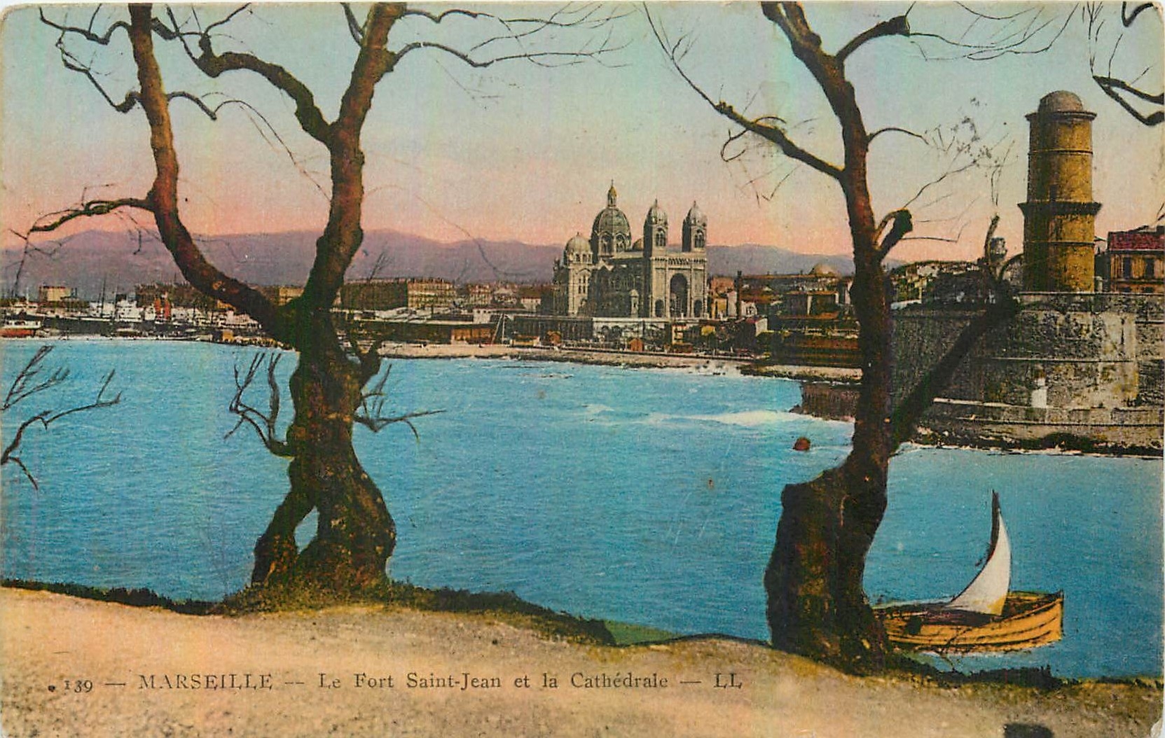 CPA Marseille Le Port Saint Jean et la Cathedrale 