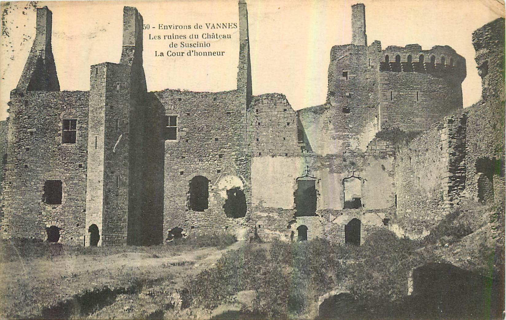 CPA Environs de Vannes les ruines du Chateau de Suscinio La Cour d'Honneur 