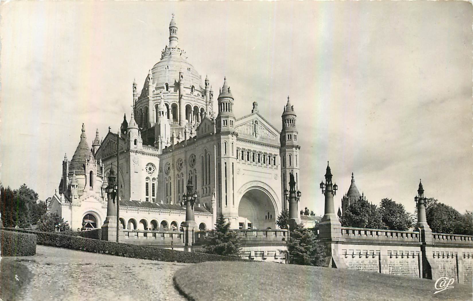 CPA Lisieux Vue vers la Basilique 