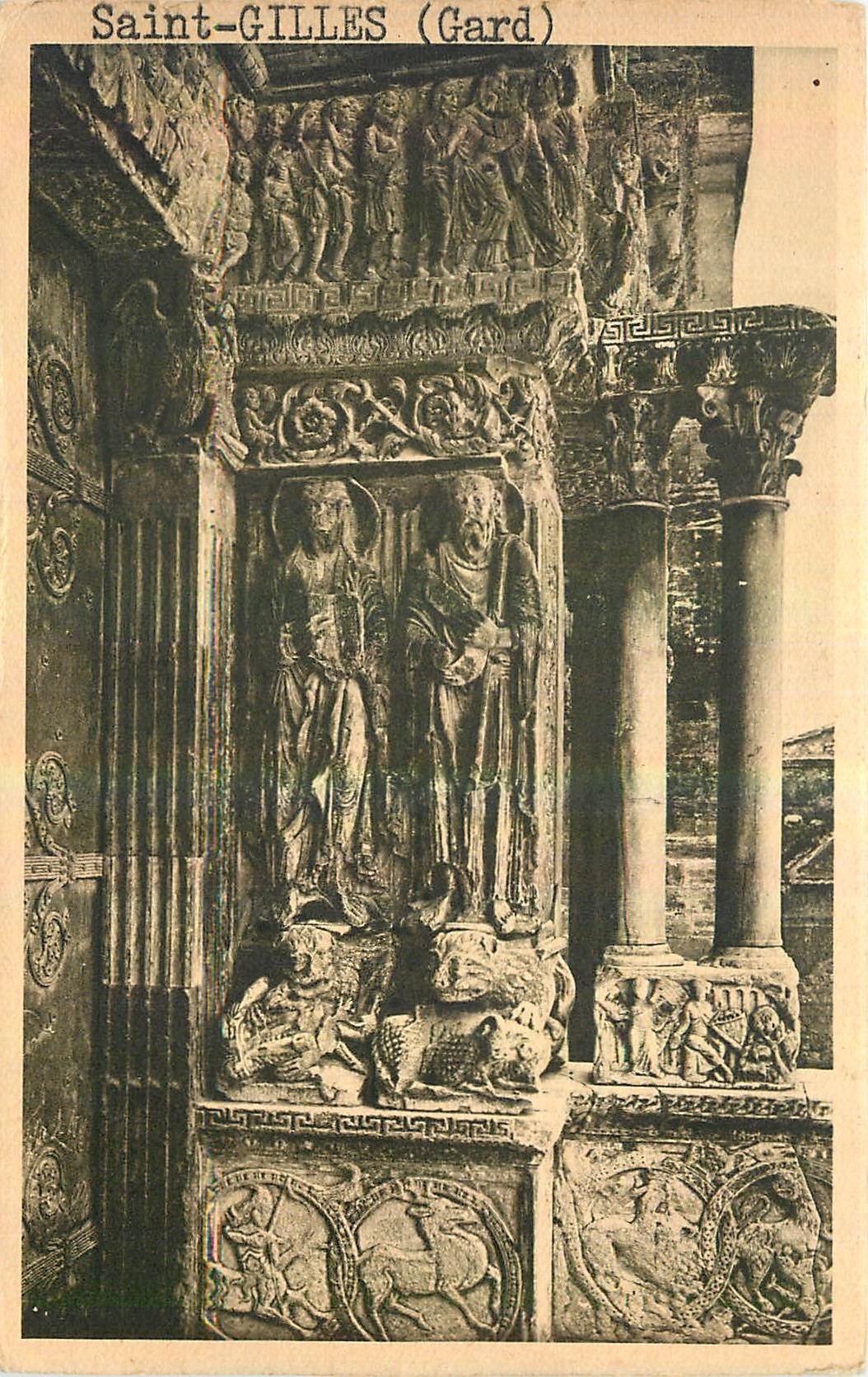 CPA Saint Gilles du Gard Gard Statue et Colonnes geminees cote gauche du portail central Basilique A