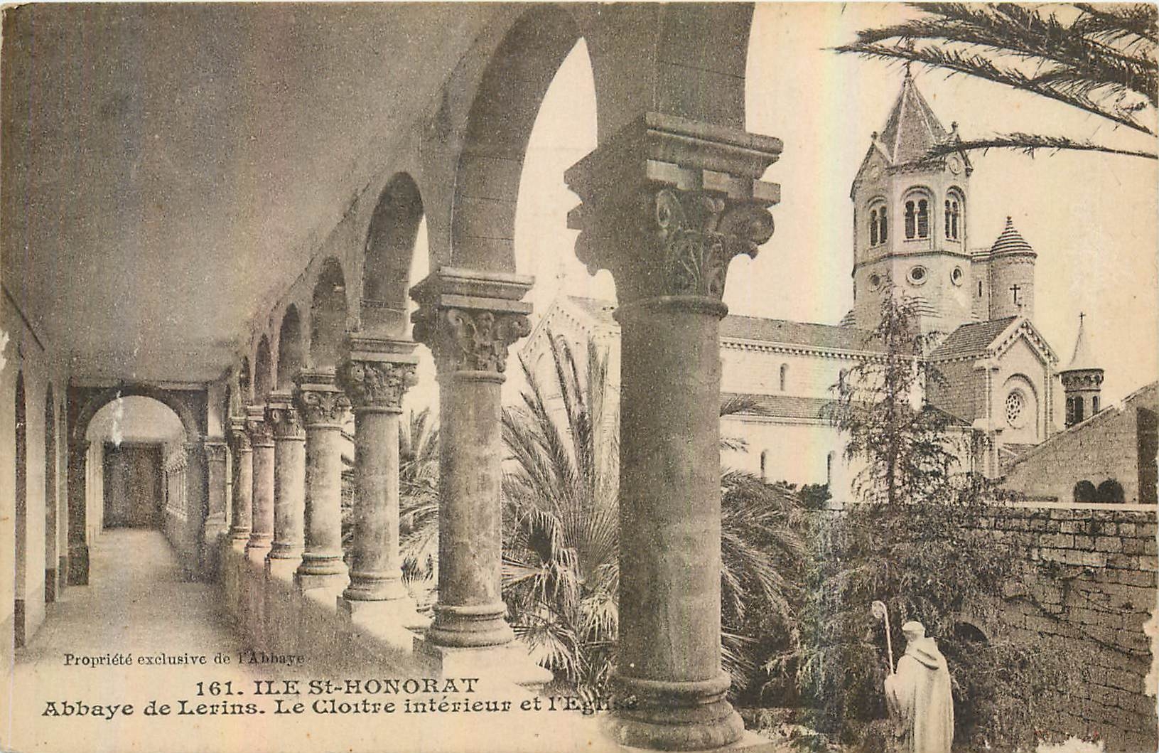 CPA Ile St Honorat Abbaye de Lerins Le Cloitre interieur et l'Eglise 