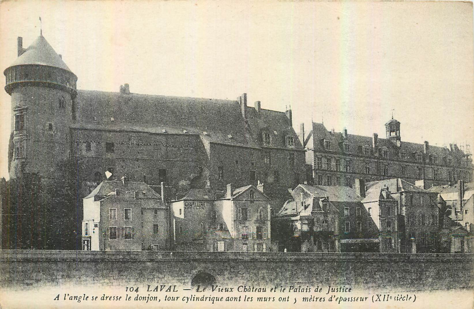 CPA Laval Le Vieux Chateau et le Palais de Justice 