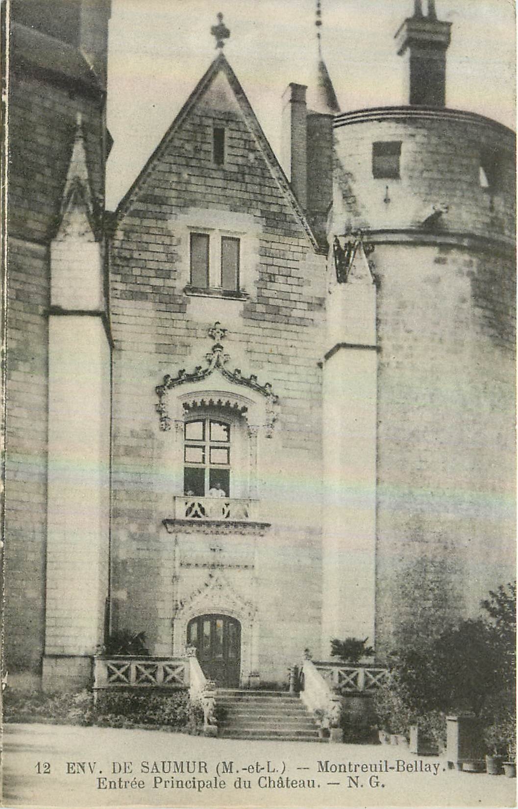 CPA Env de Saumur M et L Montreuil Bellay Entree prrincipale du Chateau 