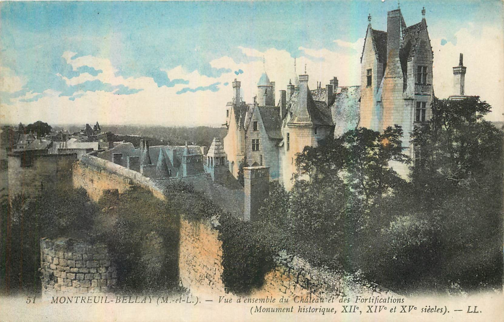 CPA Montreuil Bellay M et L Vue d'Ensemble du Chateau et des Fortifications Monument historique 