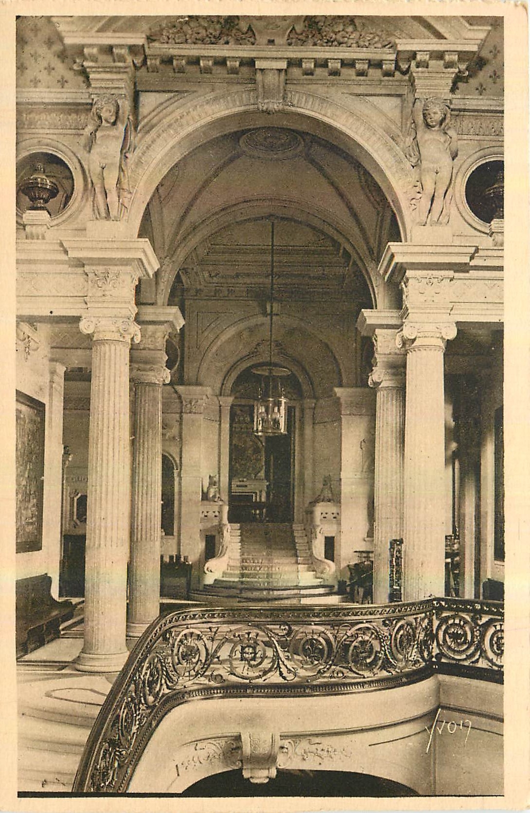 CPA La Douce France Chateau de Chantilly L'Escalier d'Honneur et le Vestibule 