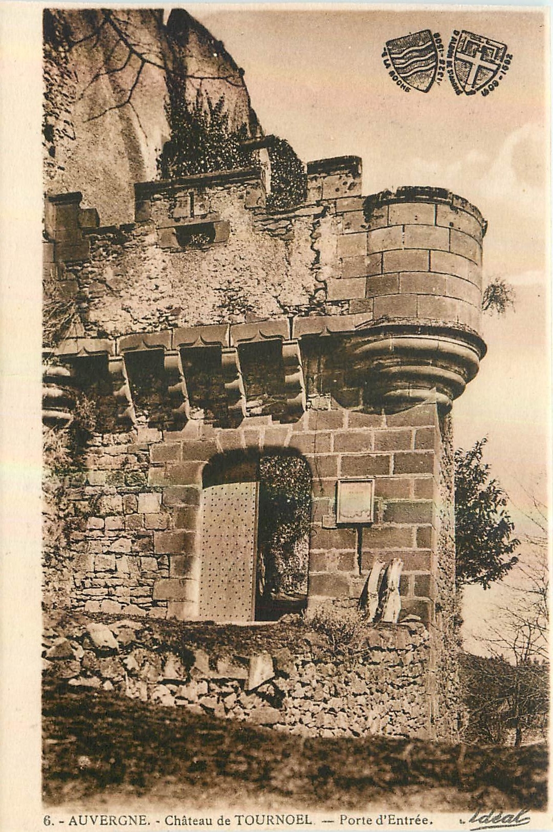 CPA Auvergne Chateau de Tournoel Porte d'entree 