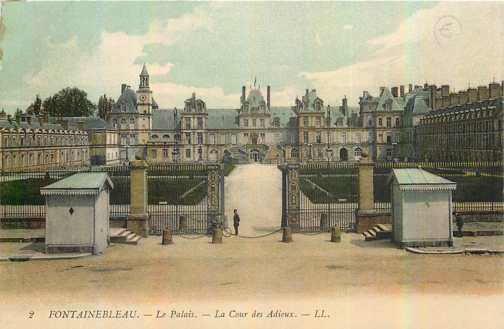 Fontainebleau — El Palacio — La Cour des Adieux — LL.