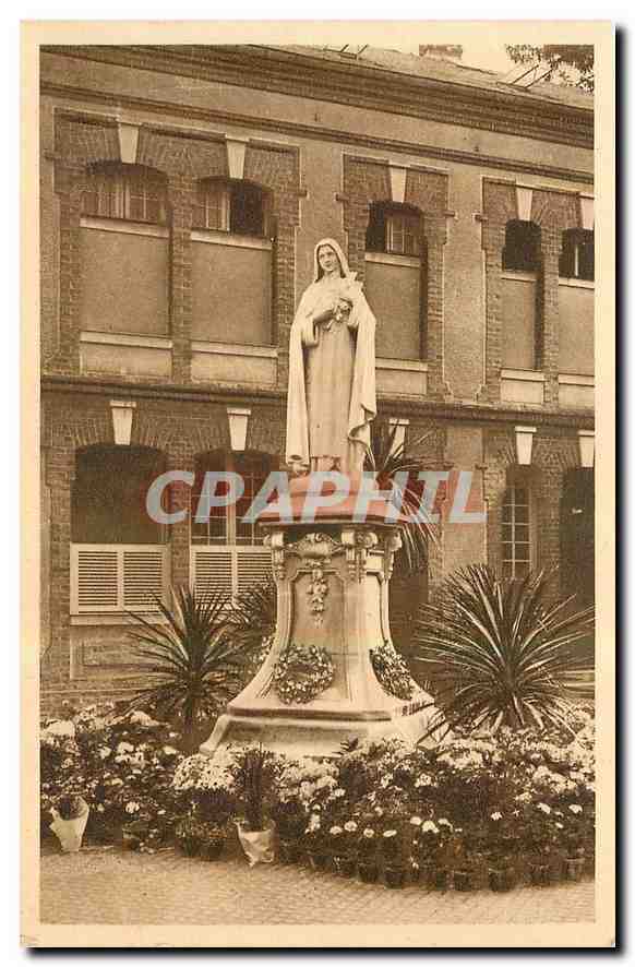 Statue de Sainte Thérèse de l'Enfant-Jésus — cour d'entrée du Carmel de Lisieux — éditeur CPAPHIL, n°3