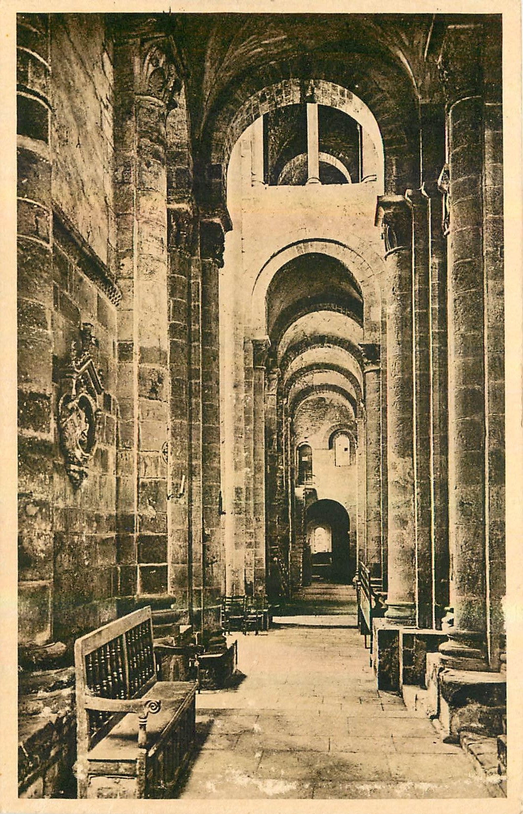 CPA Conques Interieur de l'Eglise Bas Cote et Porte de la Tribune 