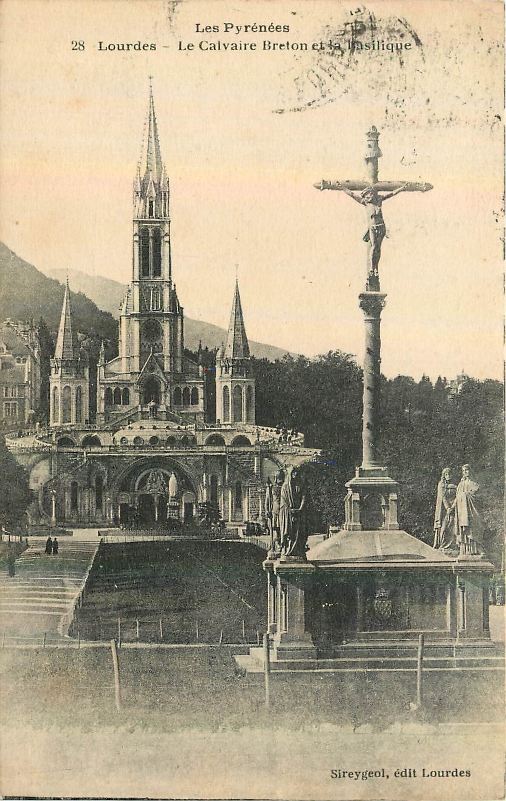CPA Les Pyrenees Lourdes Le calvaire Breton et la Basilique 