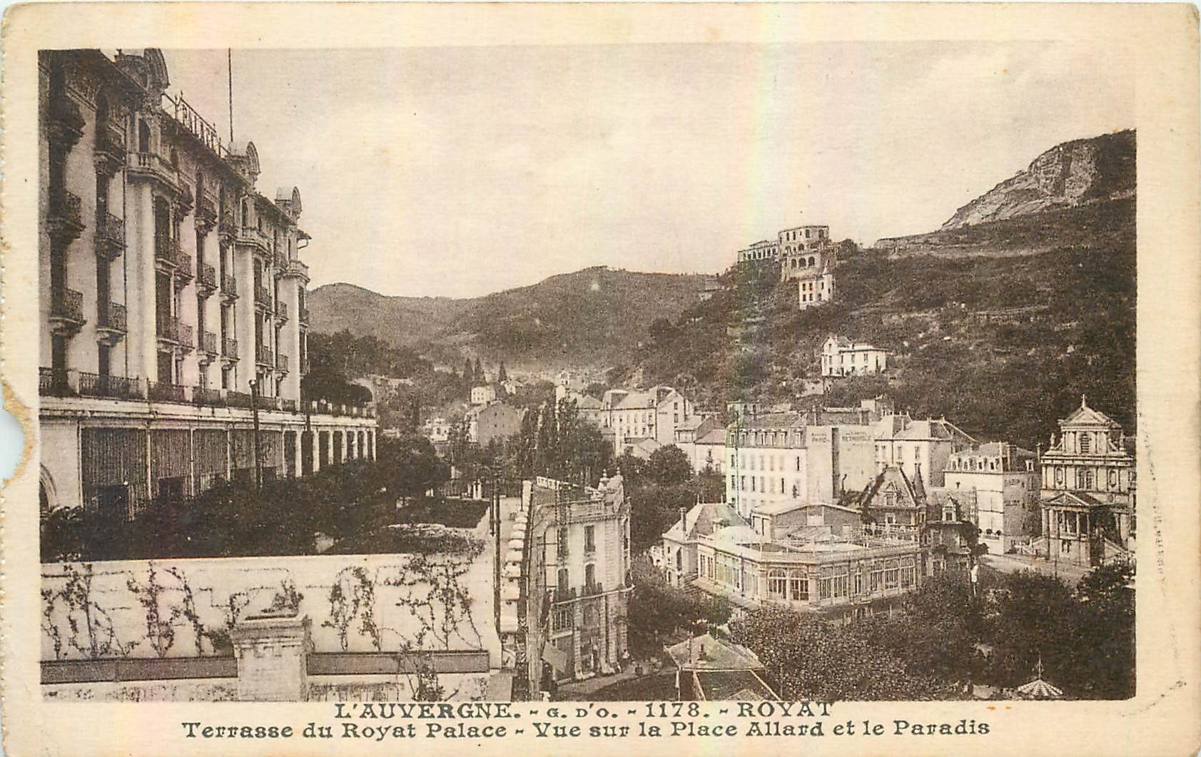 CPA L'Auvergne Royat Terrasse du Royat Palace Vue sur la Place Allard et le Paradis 