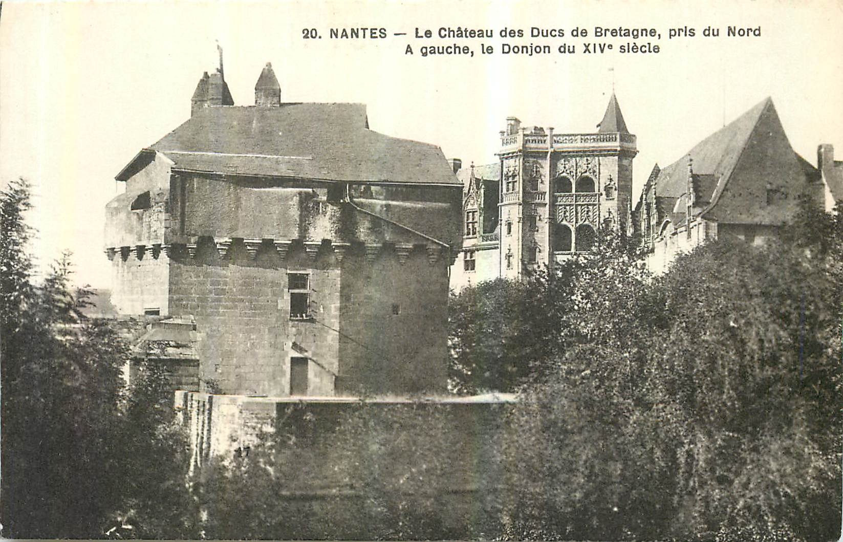 CPA Nantes Le Chateau des Ducs de Bretagne pris du Nord a gauche le Donjon 