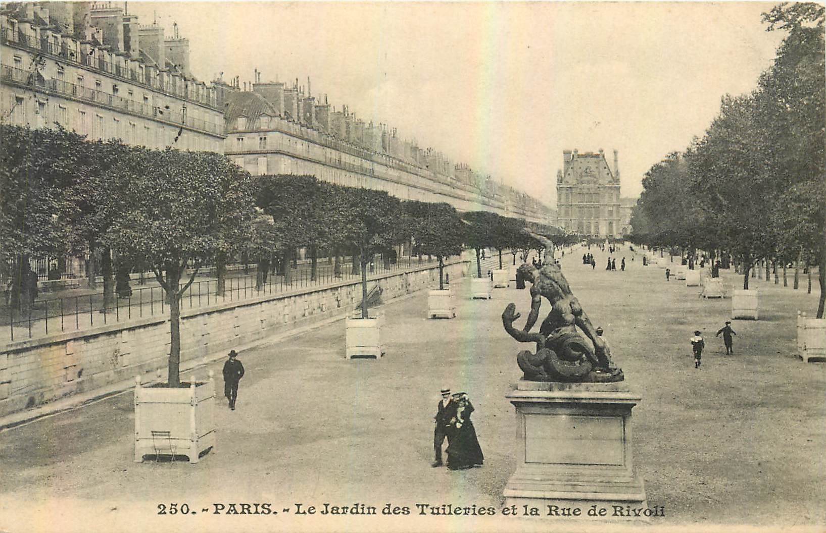 CPA Paris le Jardin des Tuileries et la Rue de Rivoli 