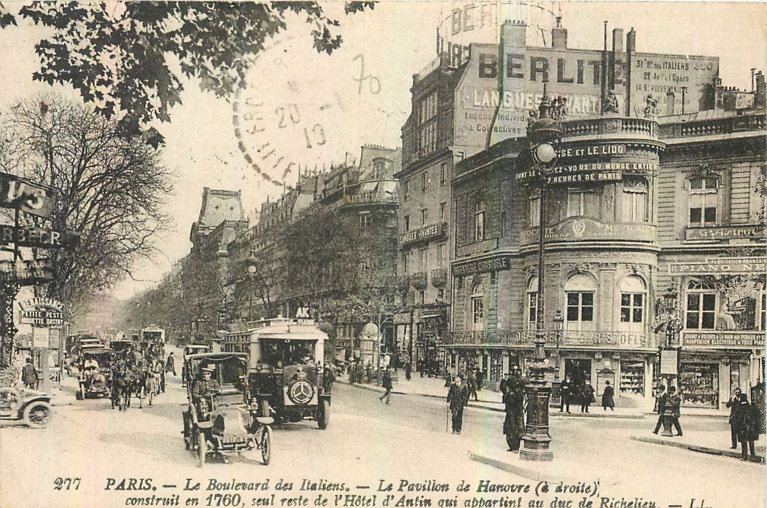 CPA Paris le Boulevard des Italiens le Pavillon de Hanovre a droite construit en 1760 seul rest de l