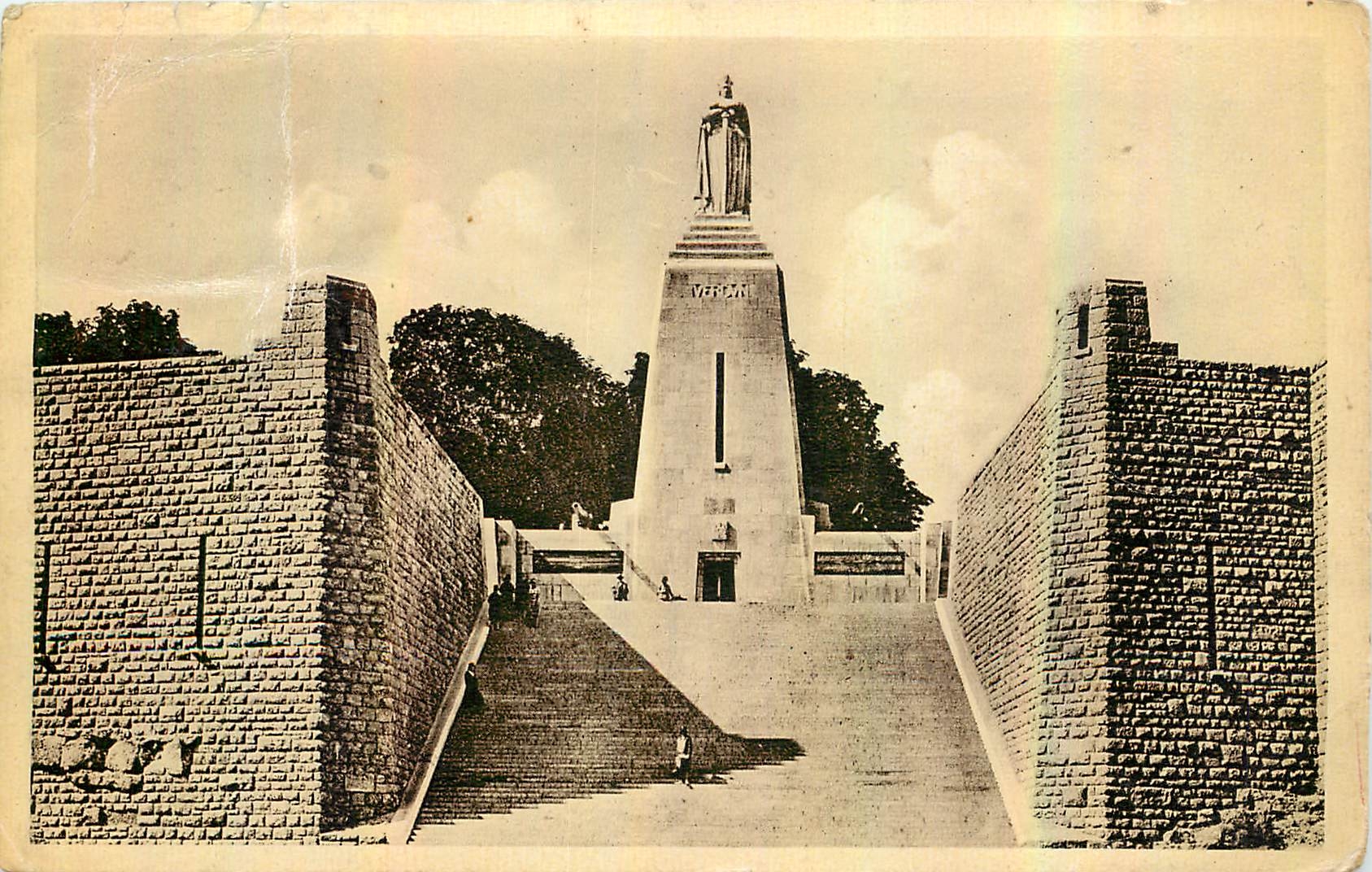 CPA Verdun Monument a la Victoire Leon Chesnay et Jean Boucher 