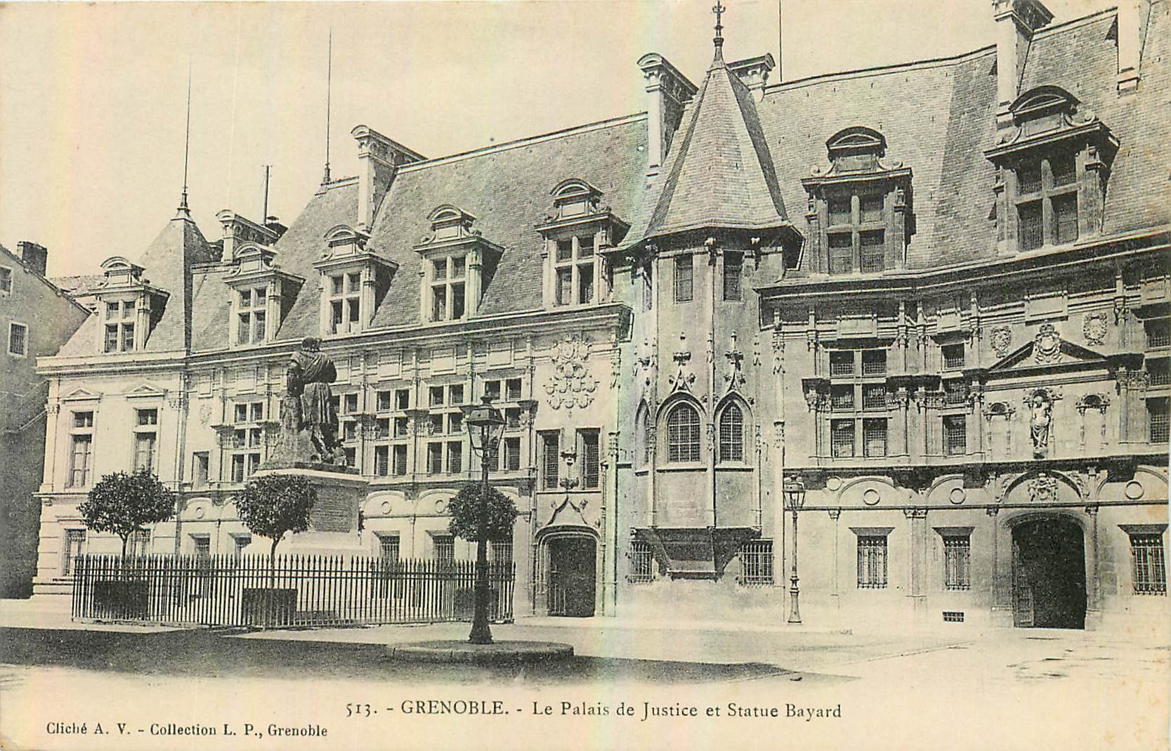 CPA Grenoble le Palais de Jusitce et Statue Bayard 