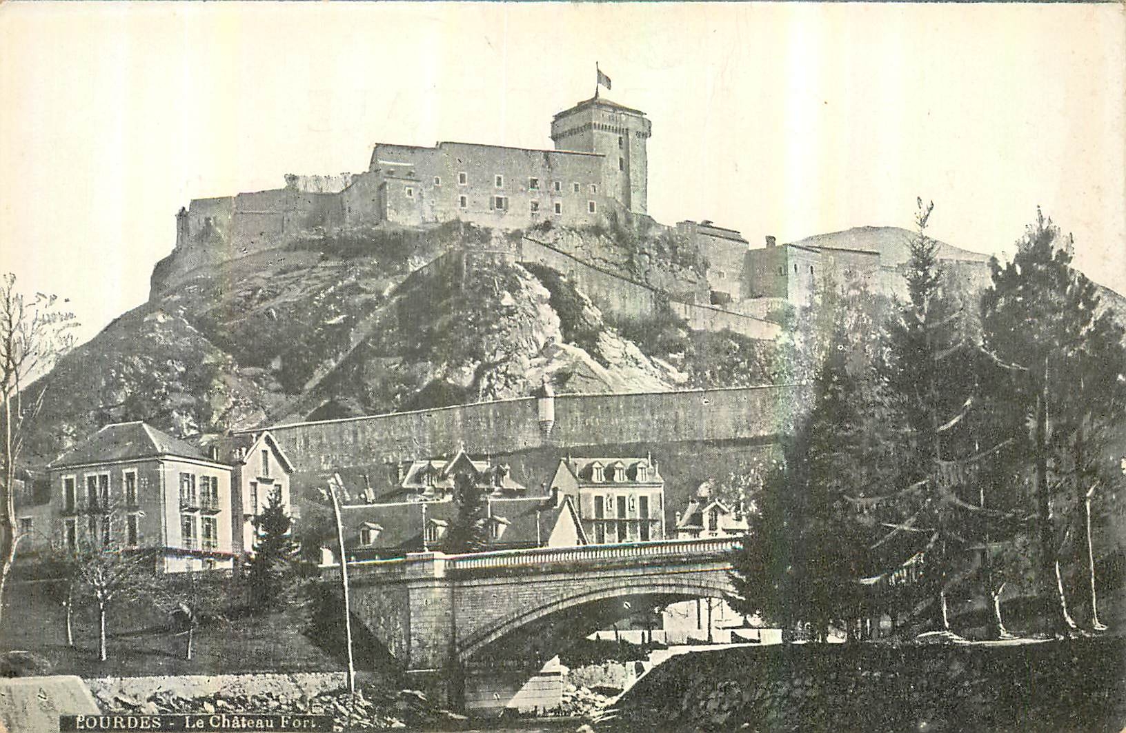 CPA Lourdes le Chateau Fort 