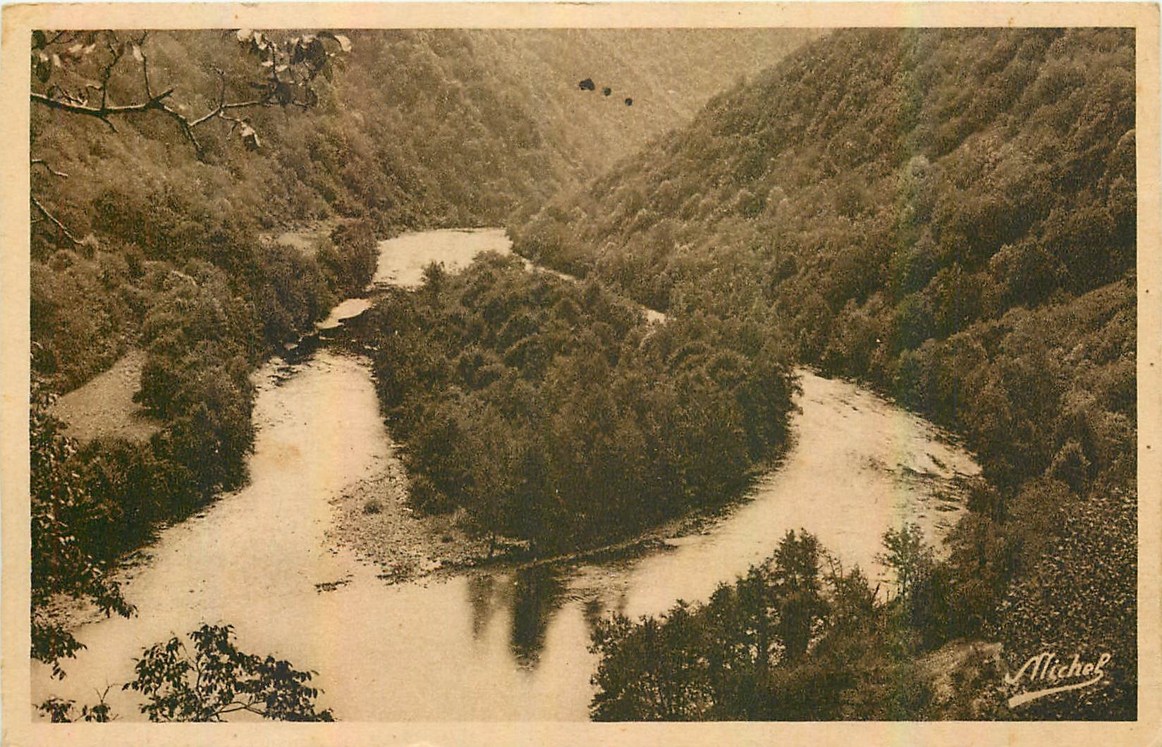 CPA Gorges de la Dordogne la Dordogne au Collet vue de la Route Tulle Marcillac Spontour Mauriac 