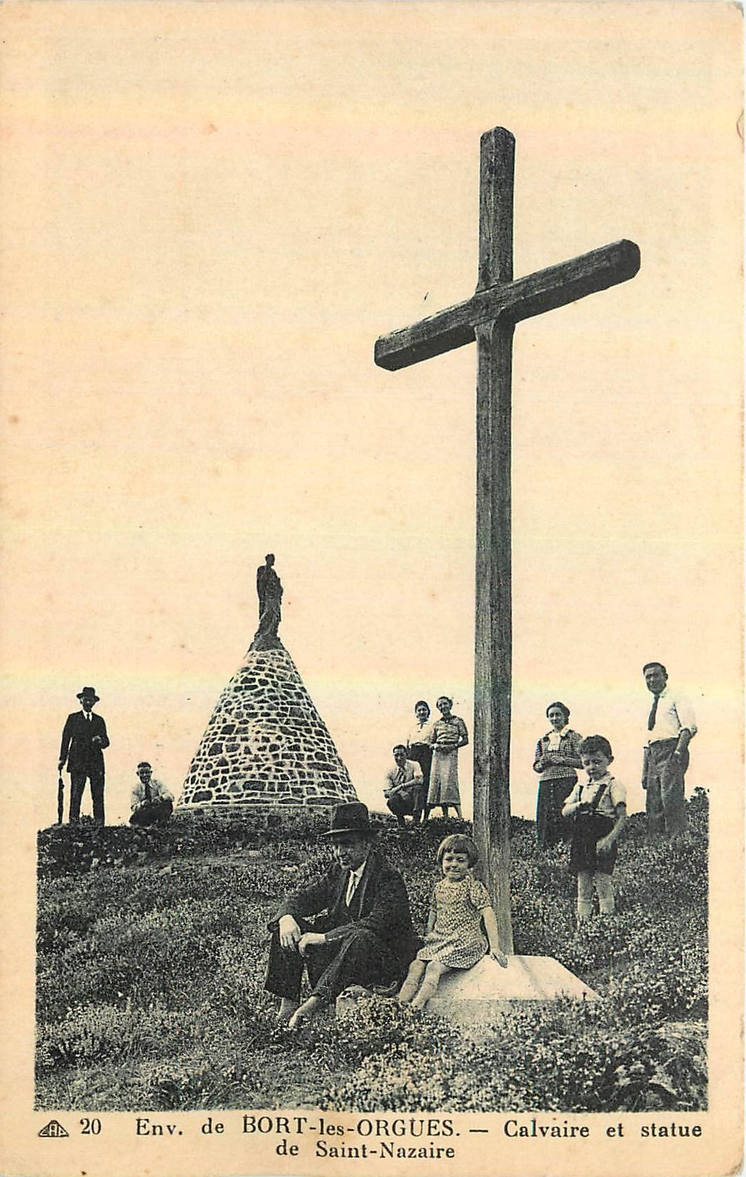 CPA Env de Bort les Orgues Calvaire et Statue de Saint Nazaire 