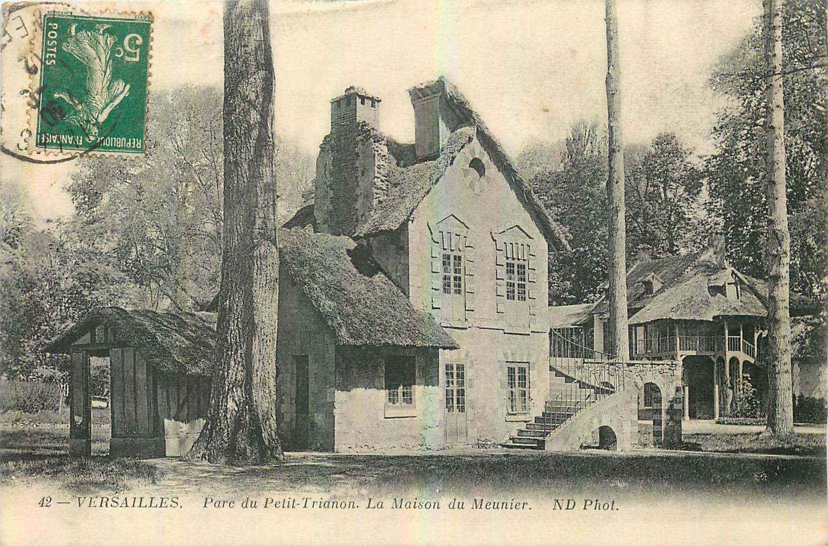 Versailles — Parc du Petit-Trianon. La Maison du Meunier — ND Phot.