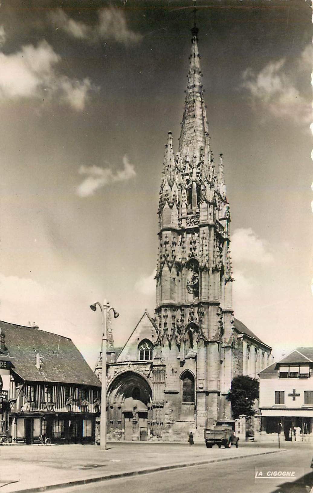 CPA Lillebonne l'eglise clocher et Portail XVI siecle Croix Rouge