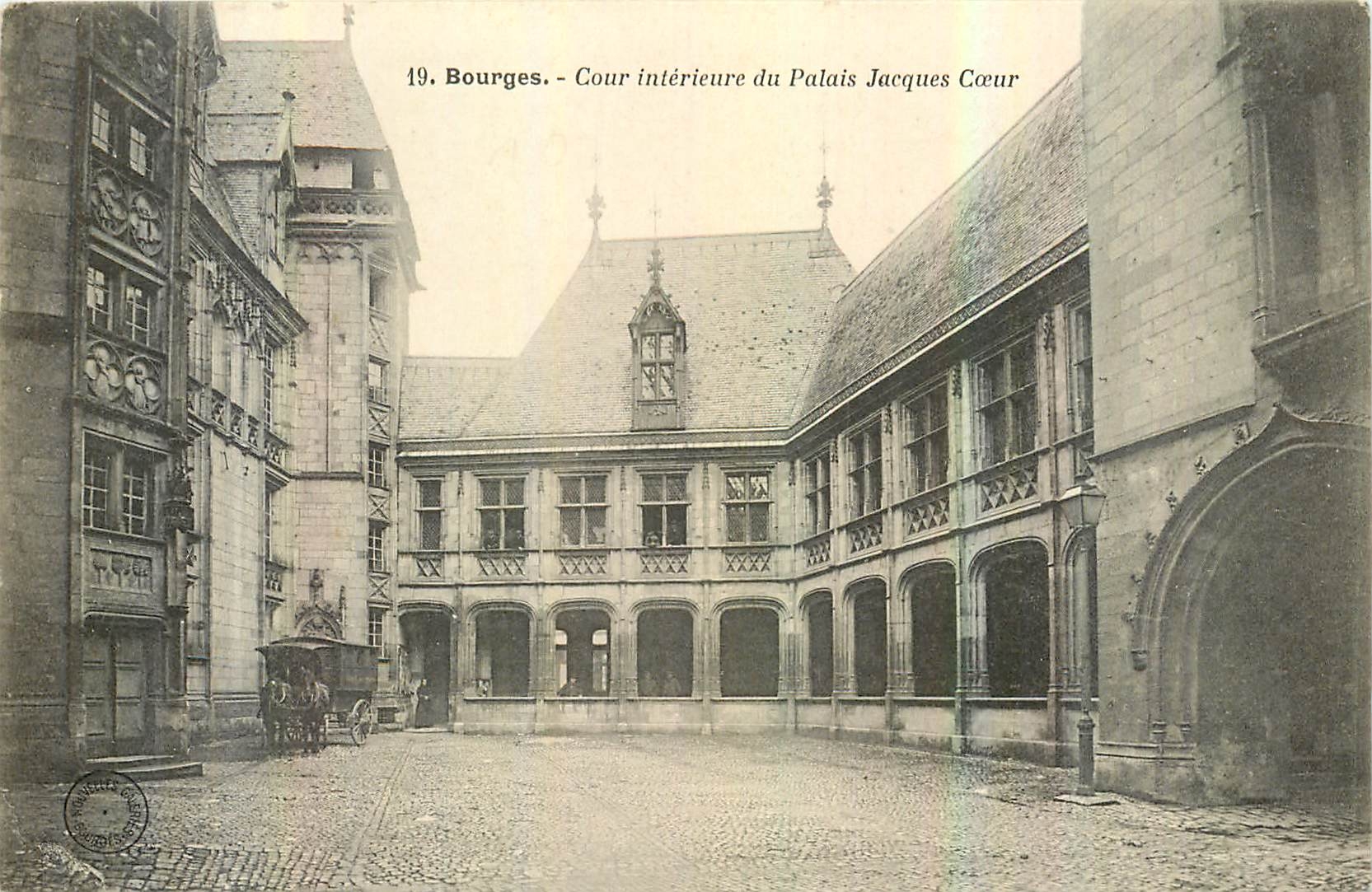 CPA Bourges Cour Interieure du Palais Jacques Coeur 