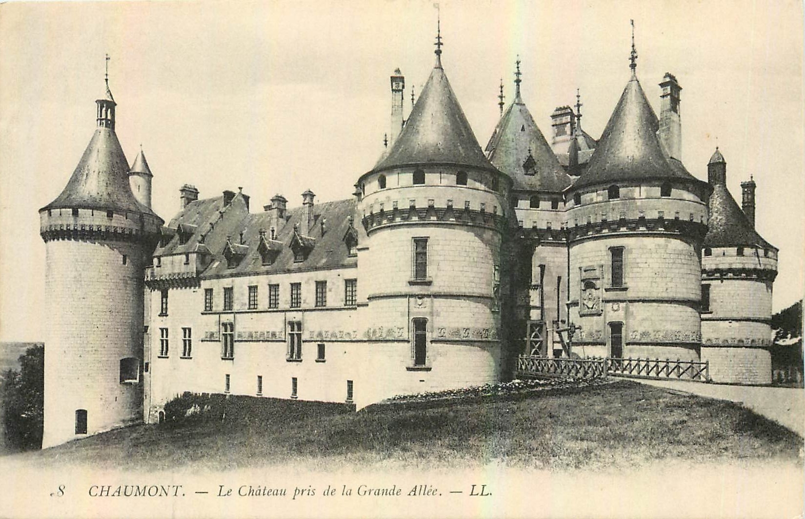 CPA Chaumont le Chateau pris de la Grande Allee 