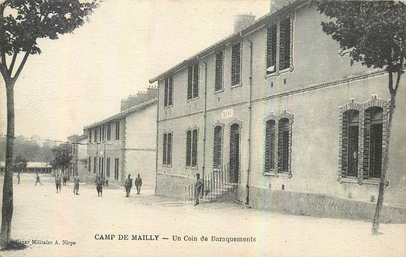 CPA Camp de Mailly un Coin de Baraquements Militaria