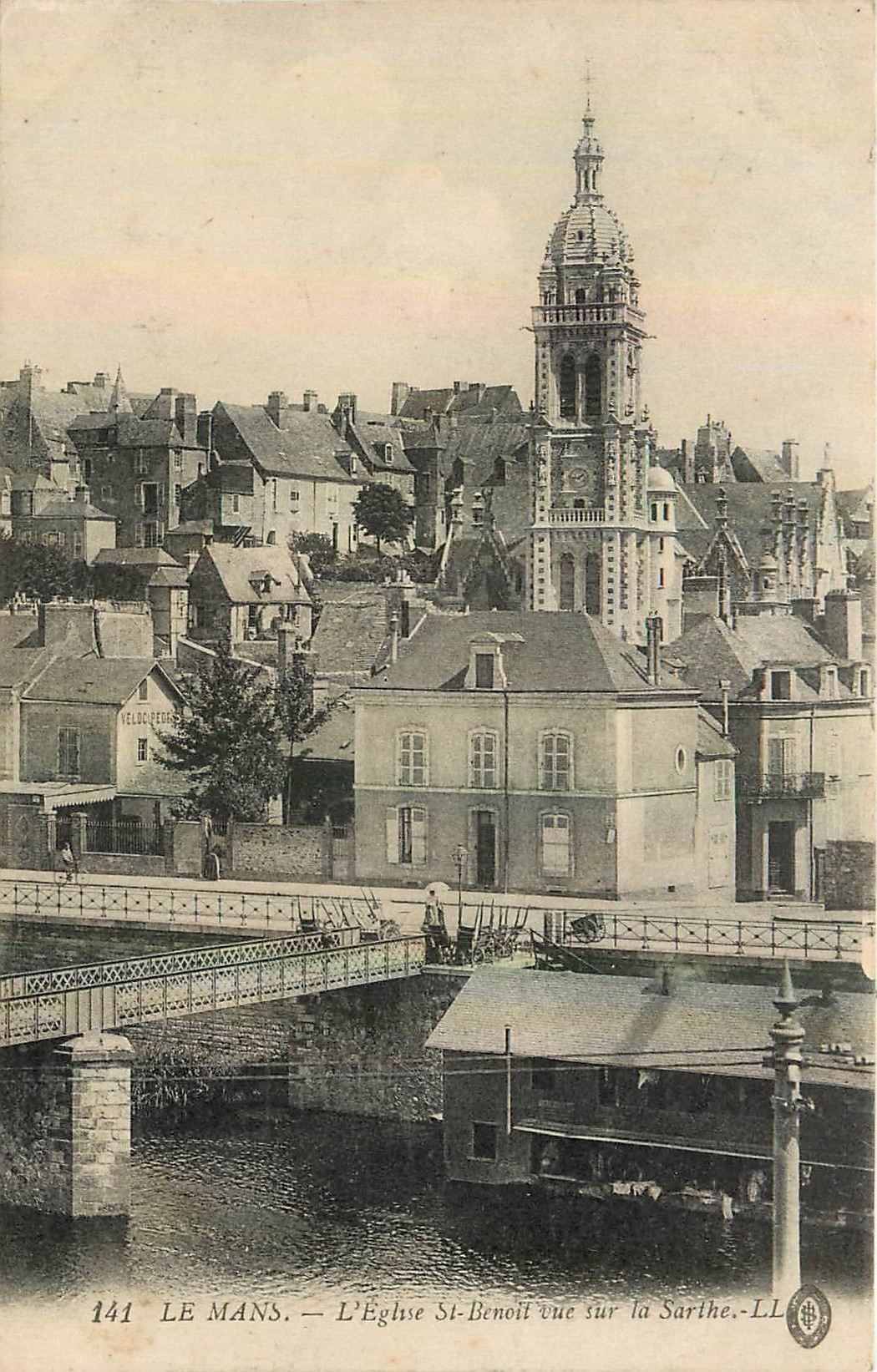 CPA Le Mans l'eglise St Benoit vue sur la Sarthe 