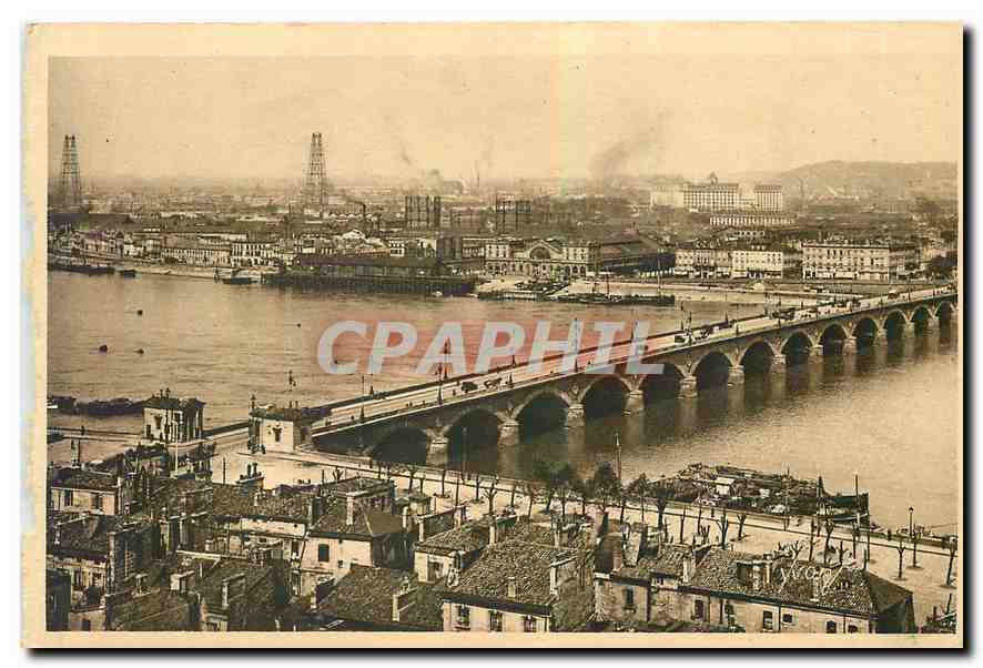 CPA Bordeaux Gironde vue generale et le Pont de Pierre 