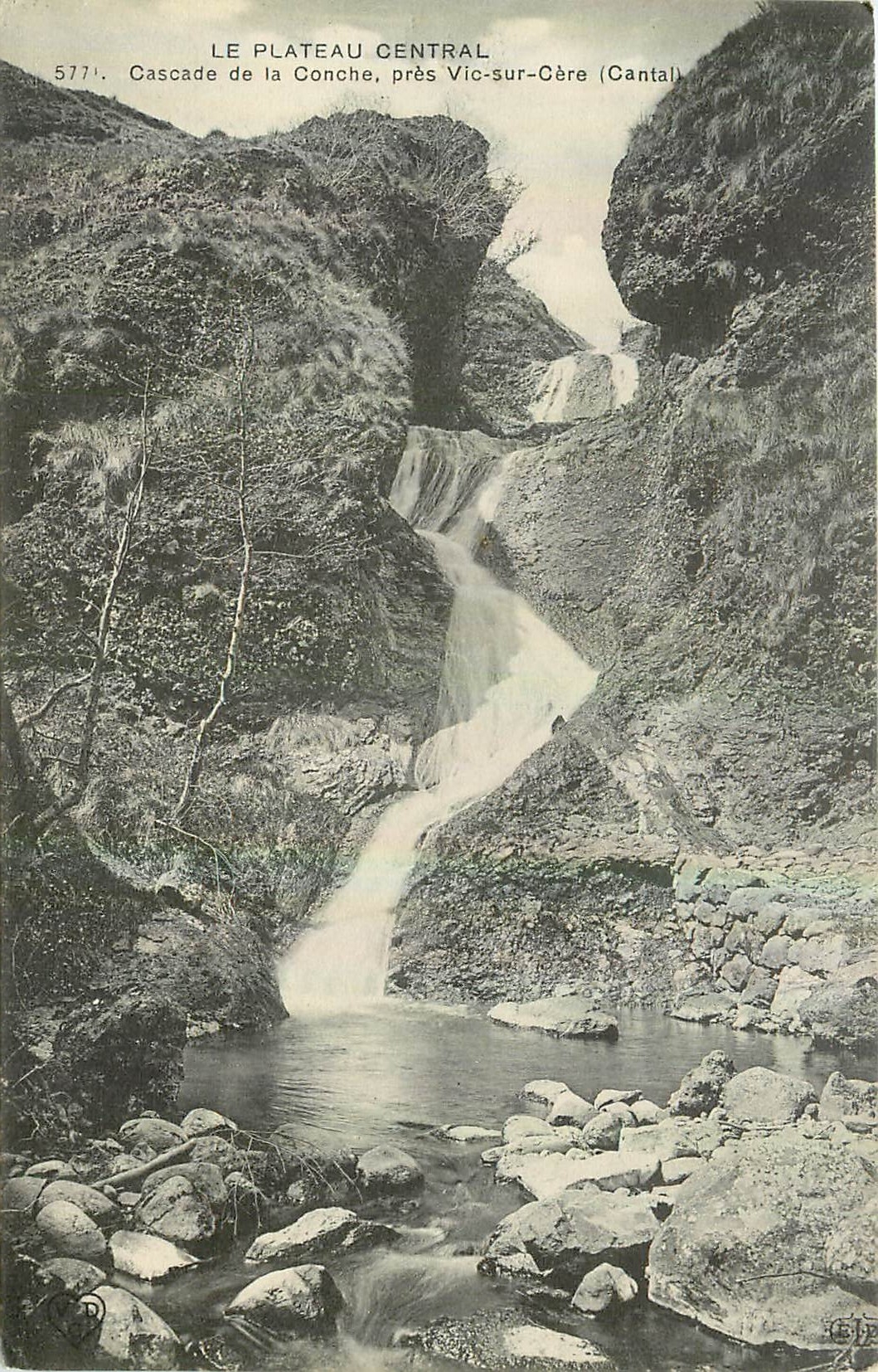 CPA Le Plateau central Cascade de la Clonche pres Vic sur Cere Cantail 