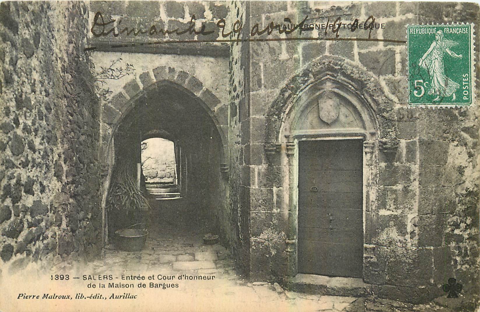 Salers — Entrée et Cour d'honneur de la Maison de Bargues — Pierre Malroux, lib.-édit., Aurillac
