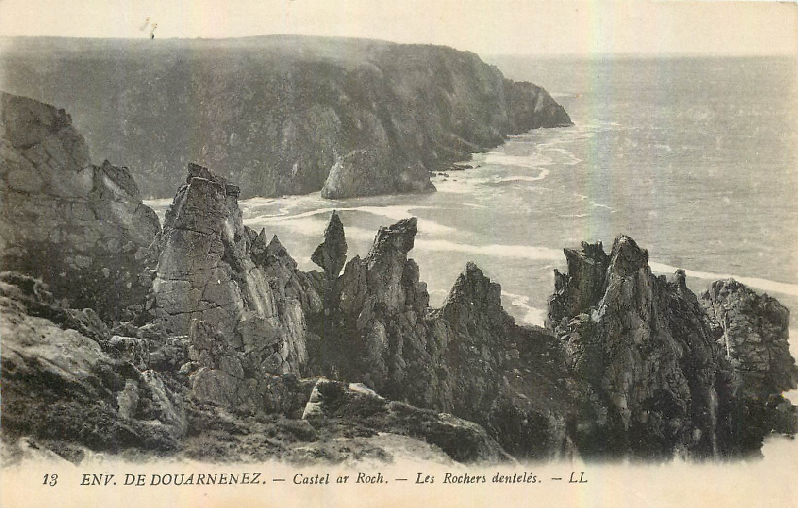 CPA Env de Douarnenez Castel ar Roch Les Rochers denteles 