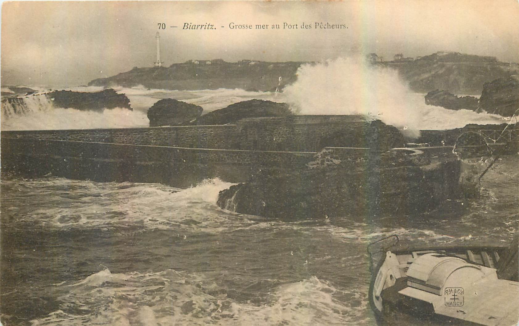 CPA Biarritz Grosse mer au Port des Pecheurs Bateau Phare