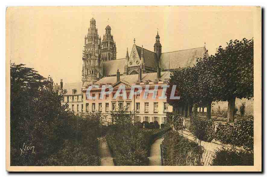 CPA La Douce France Tours Indre et Loire le Musee et la Cathedrale St Gatien 