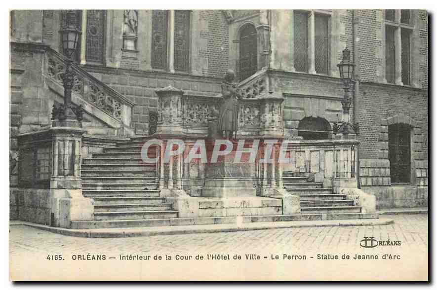 CPA Orleans Interieur de la Cour de l'Hotel de Ville le Perron Statue de Jeanne d'Arc 