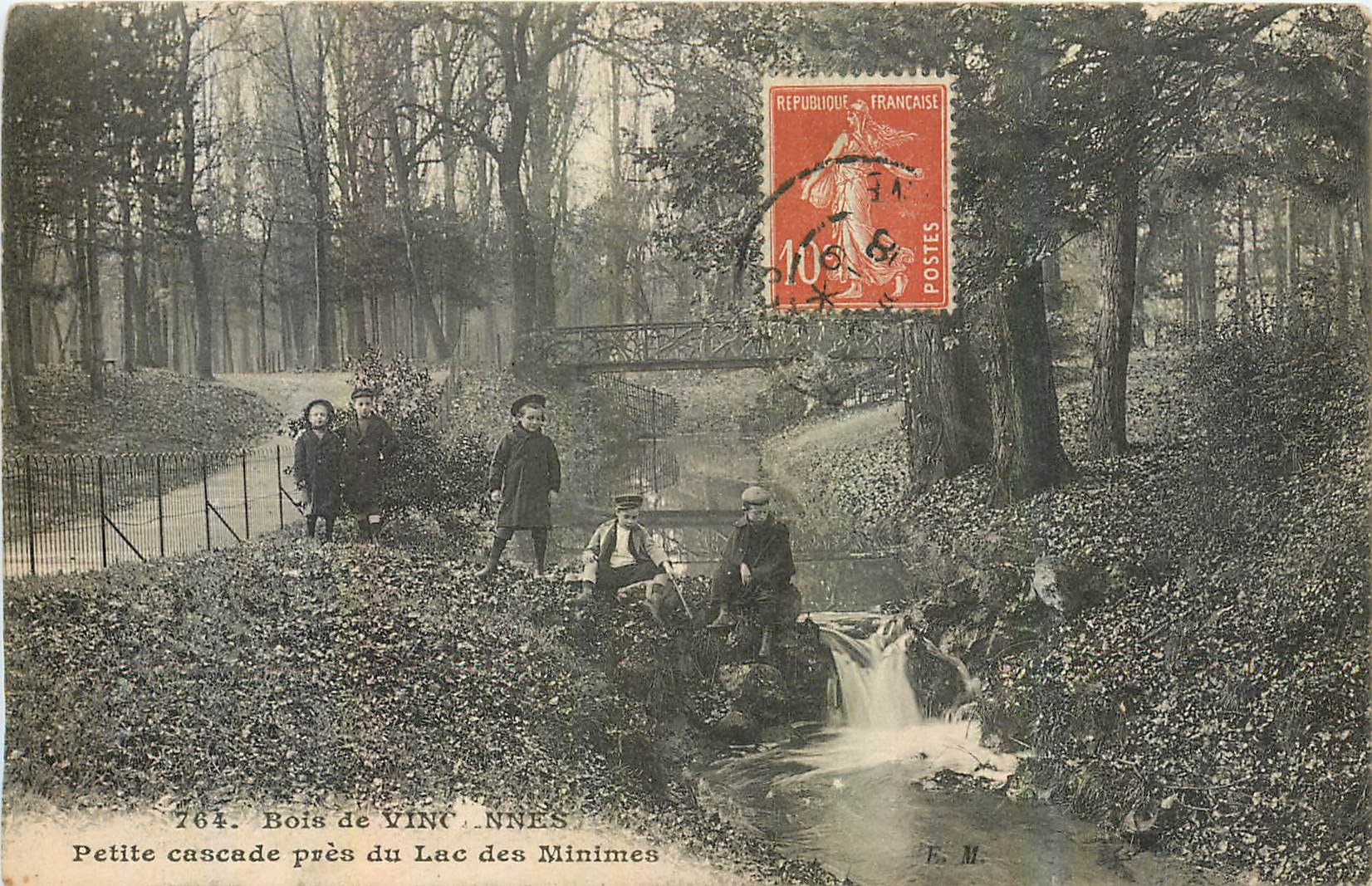 Bois de Vincennes — Petite cascade près du Lac des Minimes — E. M.