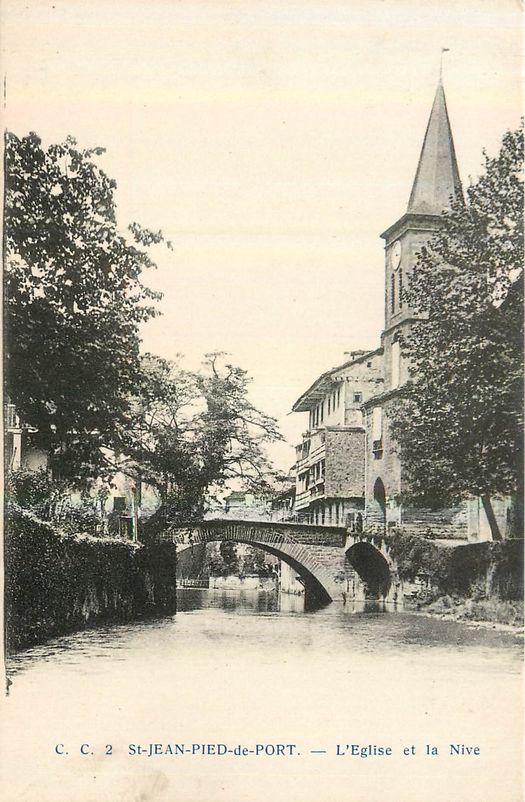 St-Jean-Pied-de-Port — L'Église et la Nive — Carrache, éditeur Pau