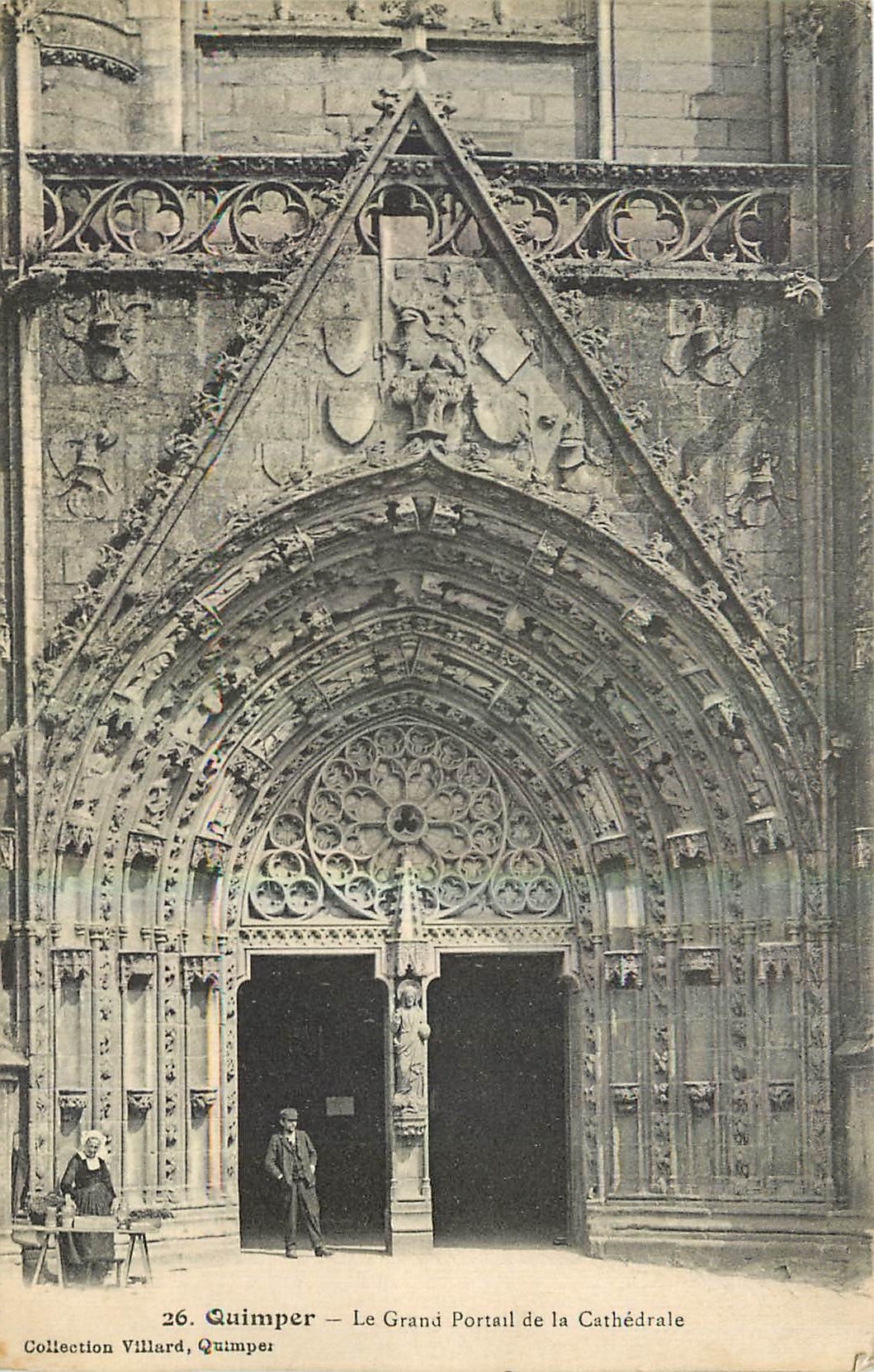 CPA Quimper le grand portail de la Cathedrale 