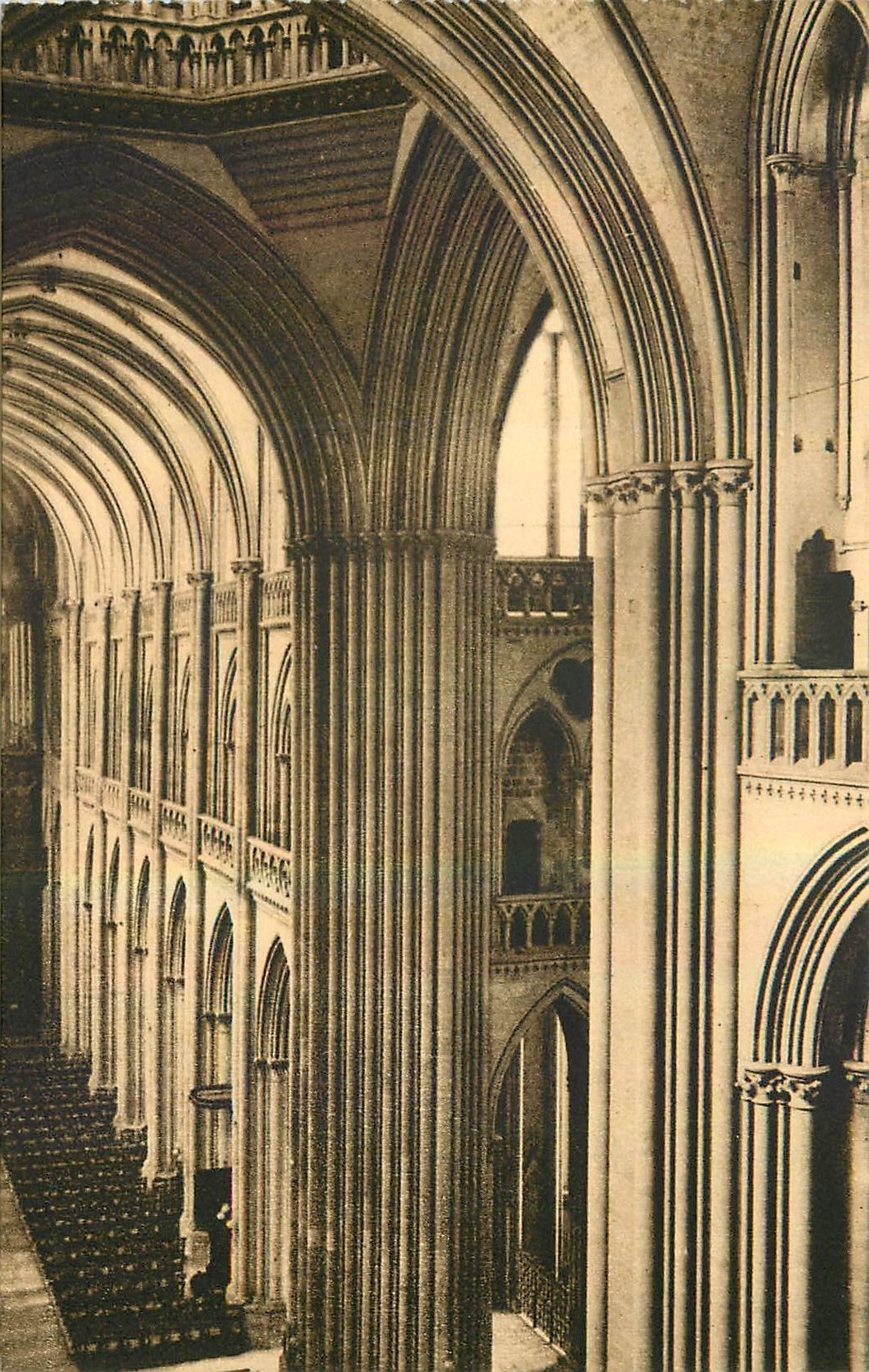 CPA Cathedrale de Coutances cote nord de la Nef vue prise du Choeur 