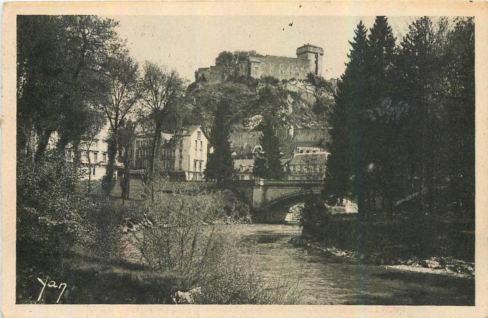 CPA Lourdes le Chateau fort et le Gave 