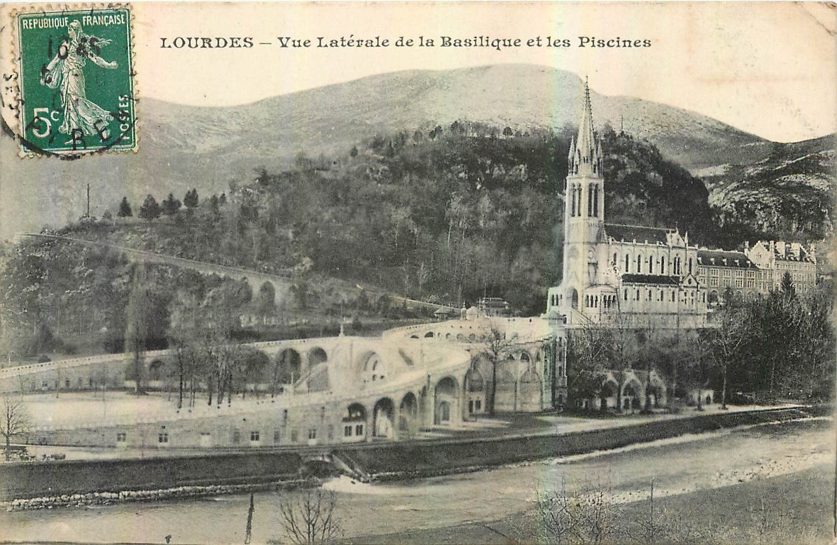CPA Lourdes vue laterale de la Basilique et les Piscines 