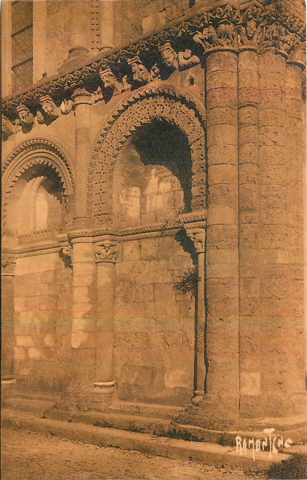 CPA Detail de l'Eglise romane de Surgeres 
