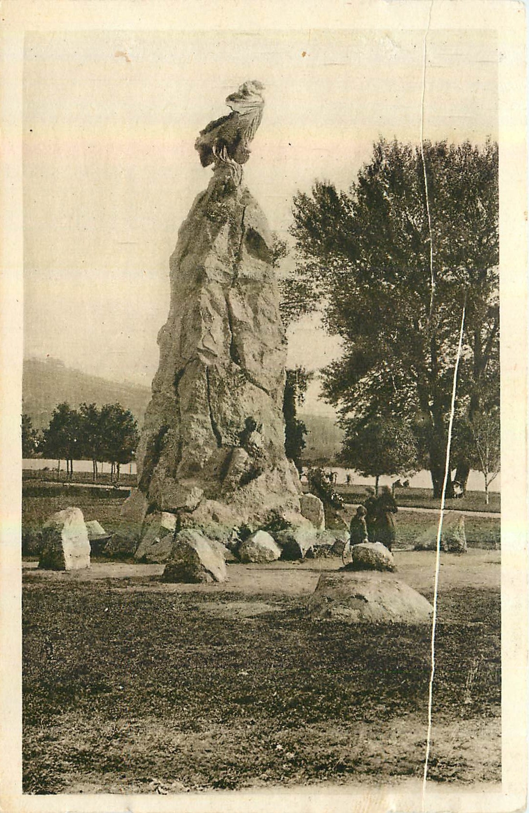 CPA Vichy nouveau parc monument eleve a la memoire de l'Aviateur Gilbert 