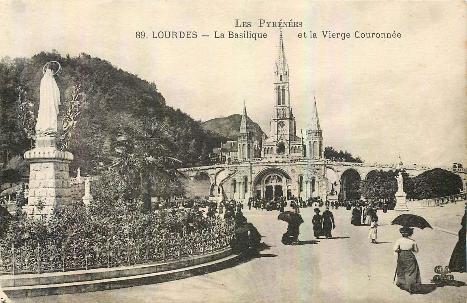 CPA Les Pyrenees Lourdes la Basilique et la Vierge Couronnee 