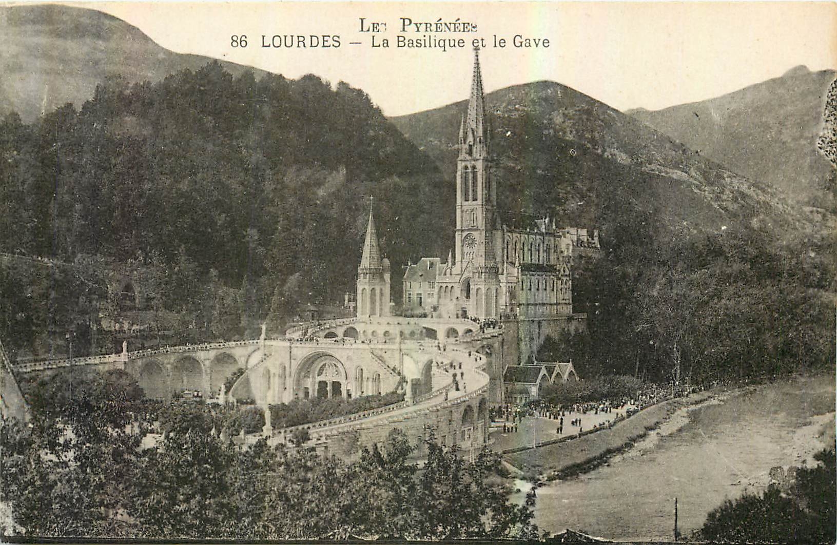 CPA Les Pyrenees Lourdes la Basilique et le Gave 